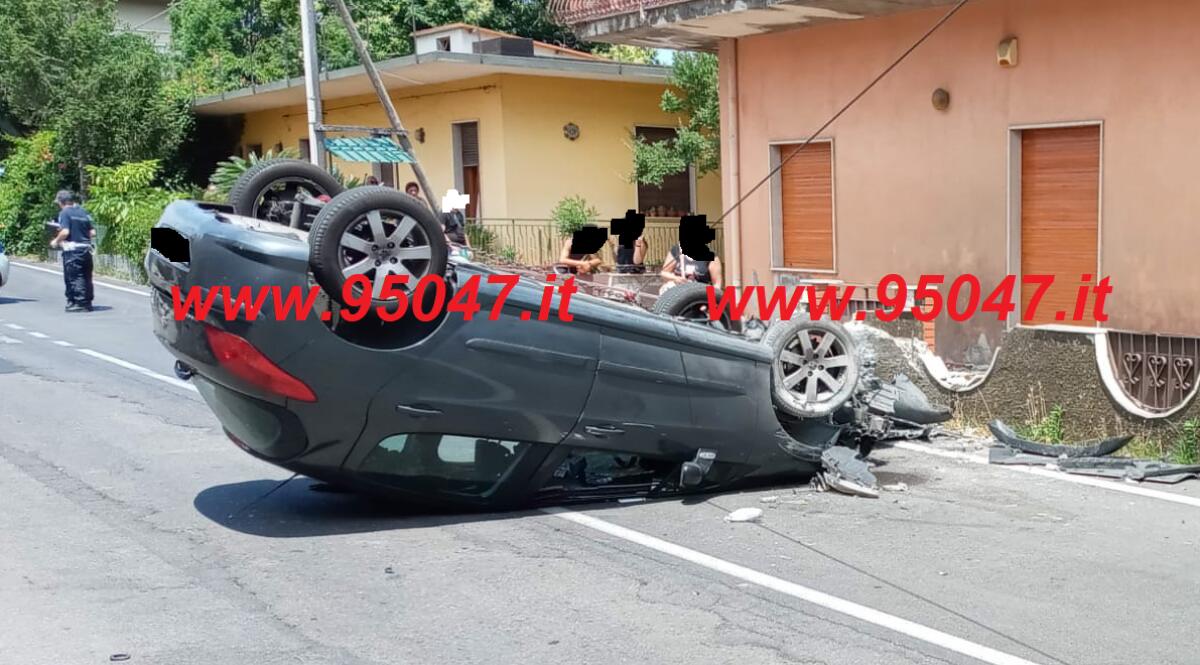 SI SCHIANTA CONTRO IL MURO E L'AUTO SI RIBALTA: PAURA A SANTA VENERINA UN FERITO - 
