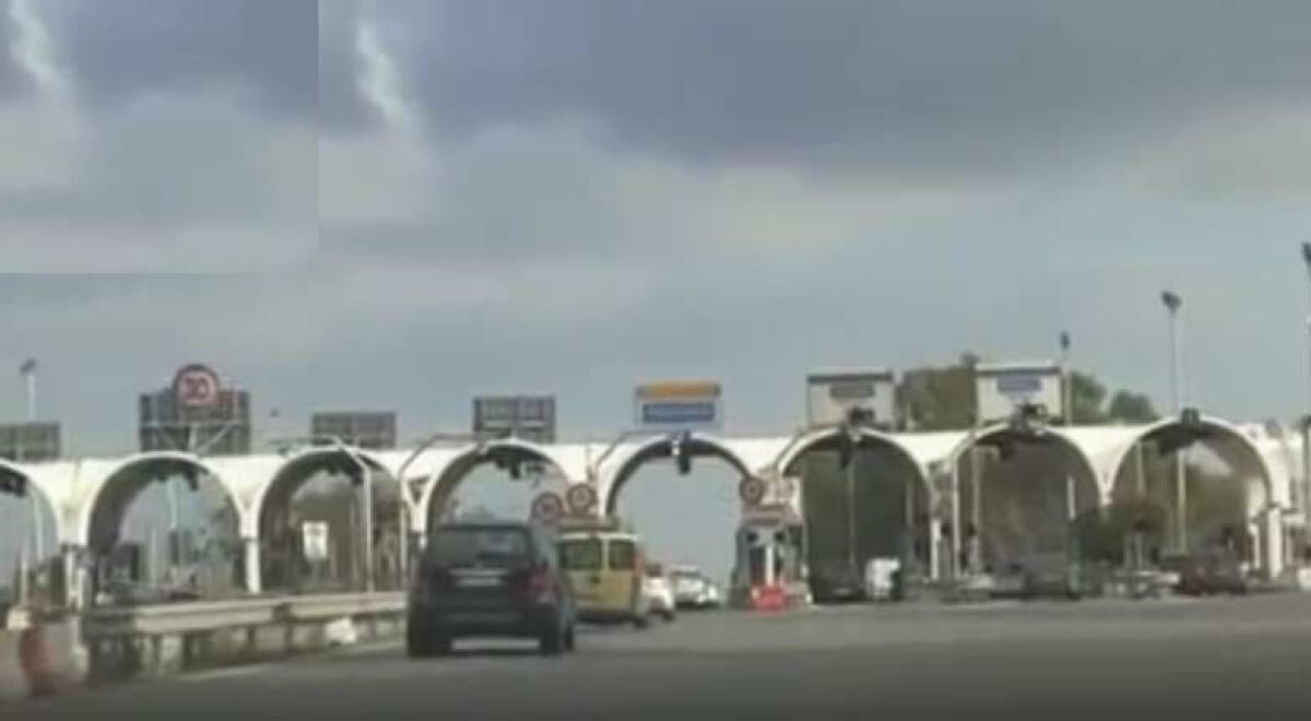 CODE AL CASELLO DI SAN GREGORIO: IN UN'ORA 49 MULTE AI FURBETTI DELLA CORSIA TELEPASS - 