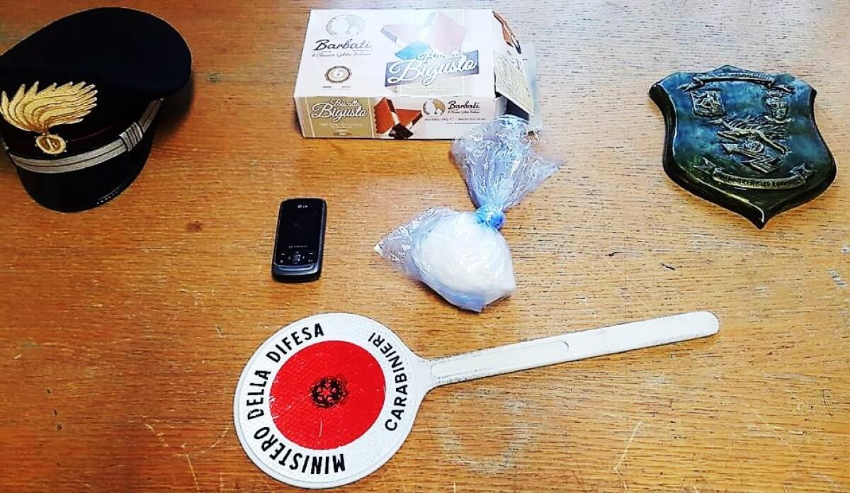 IN GIRO SULLA SS 417 CON LA COCAINA SOTTO IL SEDILE PASSEGGERO:ARRESTATO - 