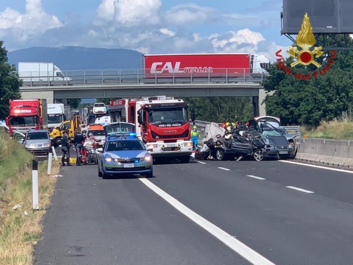 INCIDENTE SULLA A1 AD AREZZO: QUATTRO MORTI E TRE FERITI NELLO SCONTRO FRA AUTO E CAMION - 
