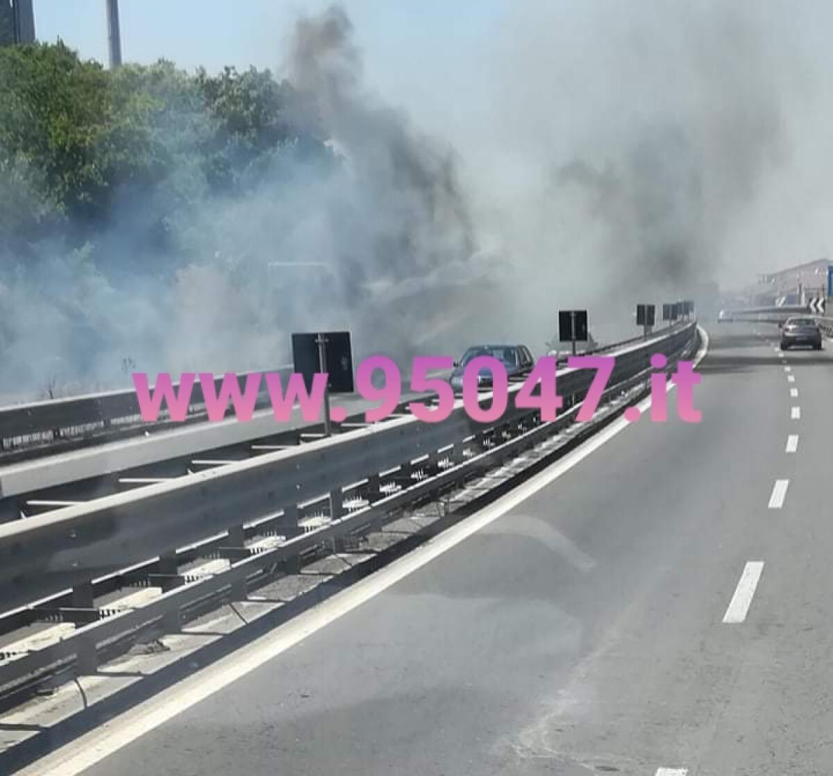 INCENDIO DI STERPAGLIE A RIDOSSO DELLA CARREGGIATA SULLA SS121: DISAGI PER AUTOMOBILISTI - 