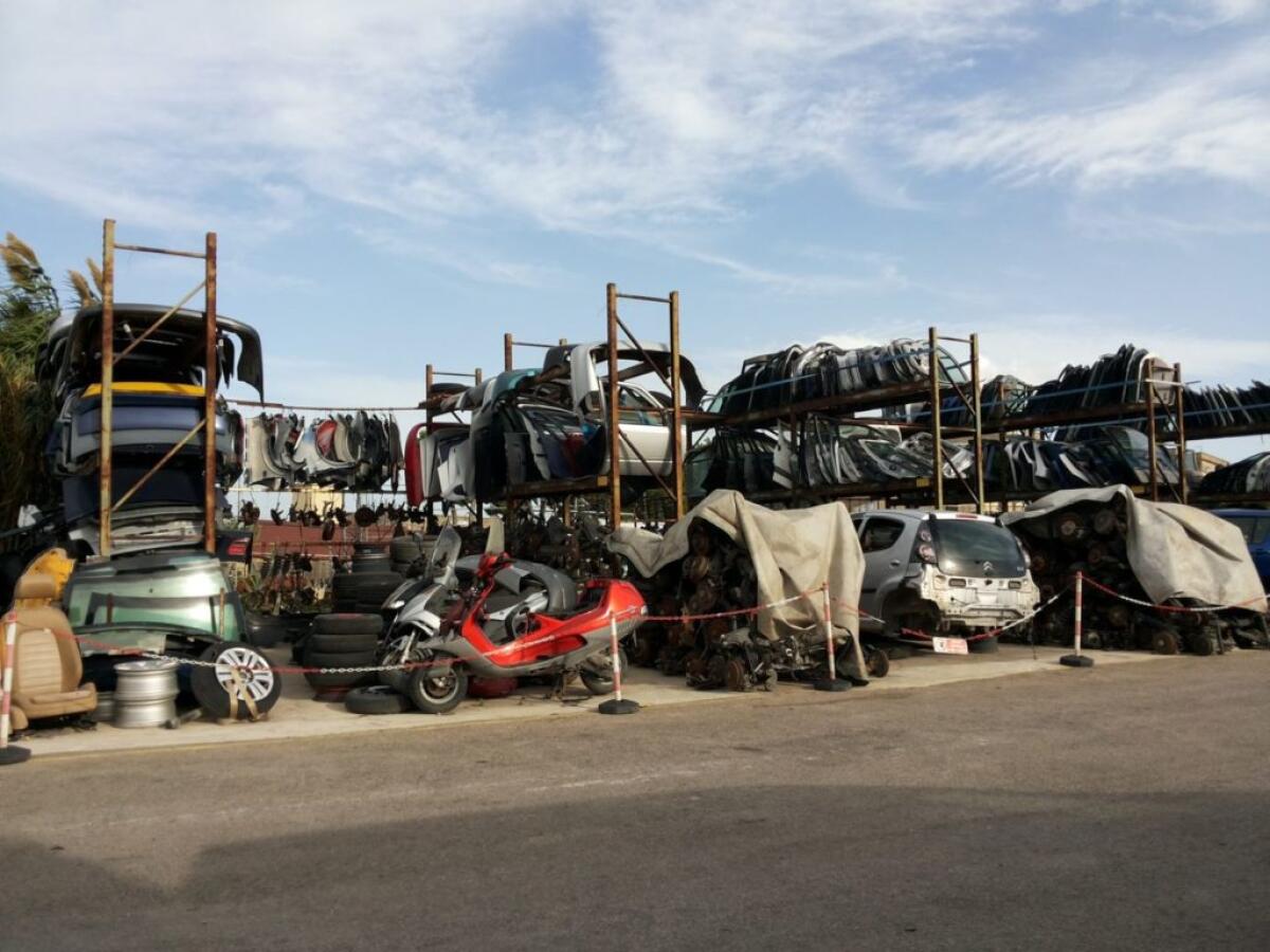 CATANIA. MINORENNE GESTIVA NEGOZIO ABUSIVO RICAMBI AUTO USATI - 