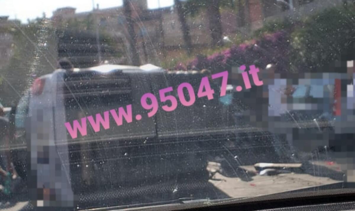 CATANIA: AUTO SI RIBALTA IN PIENO CENTRO ABITATO. - 