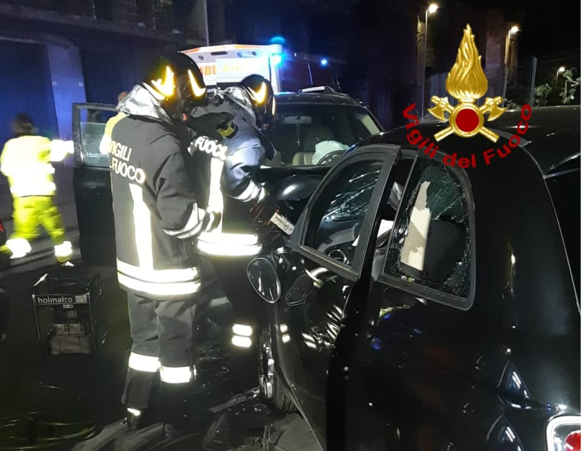 SCONTRO FRONTALE NELLA NOTTE IN VIA NAZARIO SAURO - 