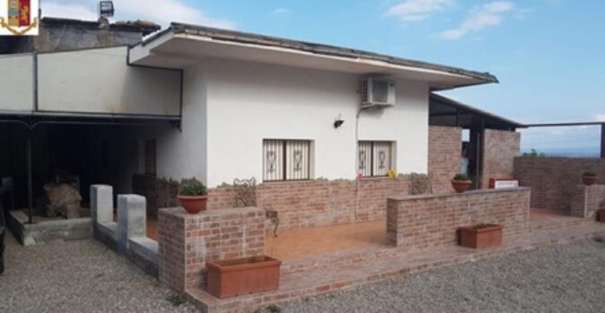 CATANIA: COSTRUISCE UNA VILLA IN UN TERRENO COMUNALE E SENZA AUTORIZZAZIONI: DENUNCIATO - 