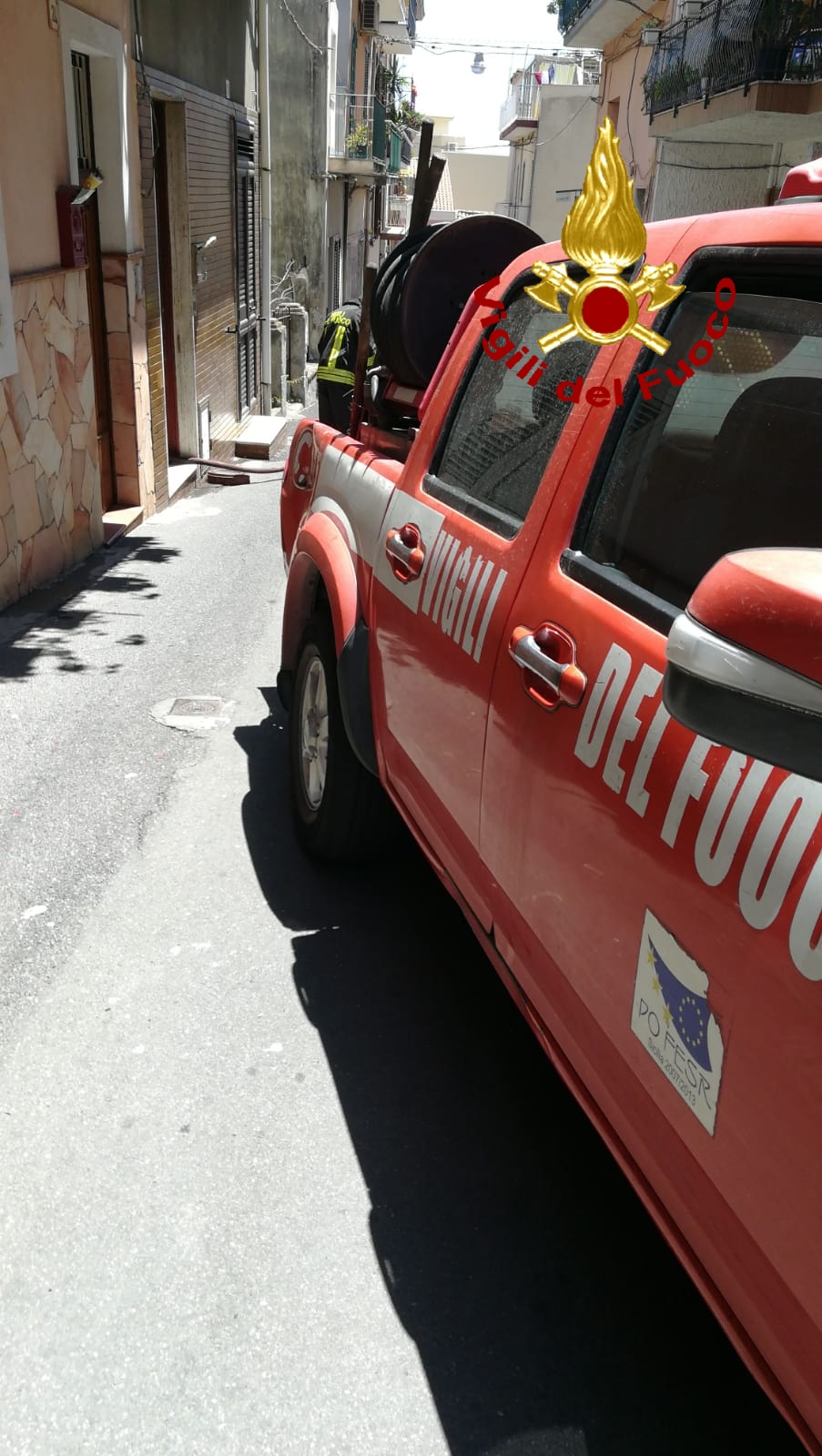 ACI CASTELLO, INCENDIO IN UN'ABITAZIONE: INTERVENGONO I VIGILI DEL FUOCO