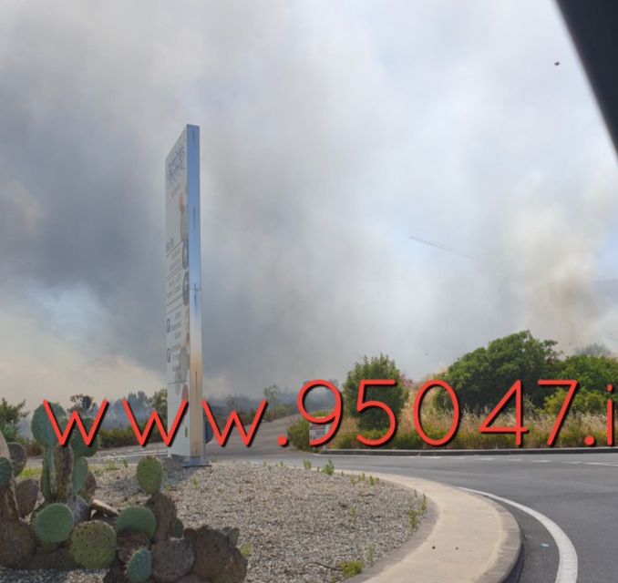 GROSSO INCENDIO NEI PRESSI DEL CENTRO COMMERCIALE, DENSA NUBE NERA
