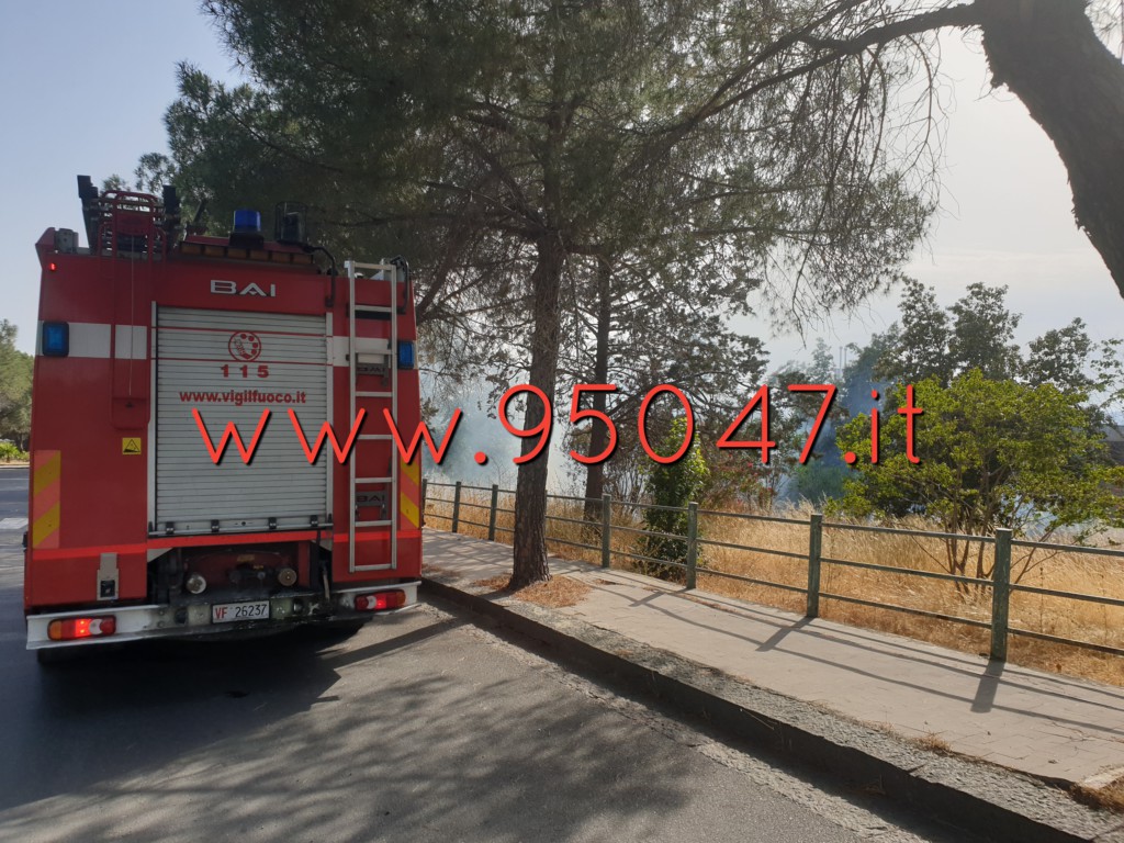 INCENDIO DI STERPAGLIE AL CORSO DEL POPOLO