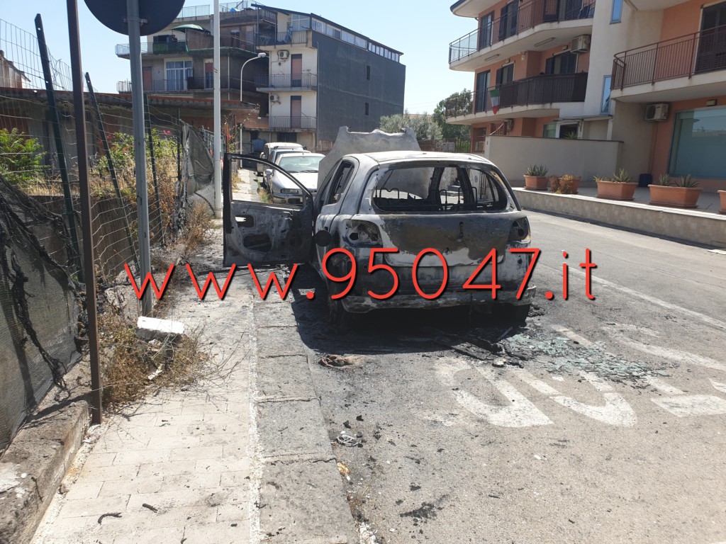 MISTERBIANCO: AUTO IN FIAMME IN VIA BARONE, FORSE DOLO