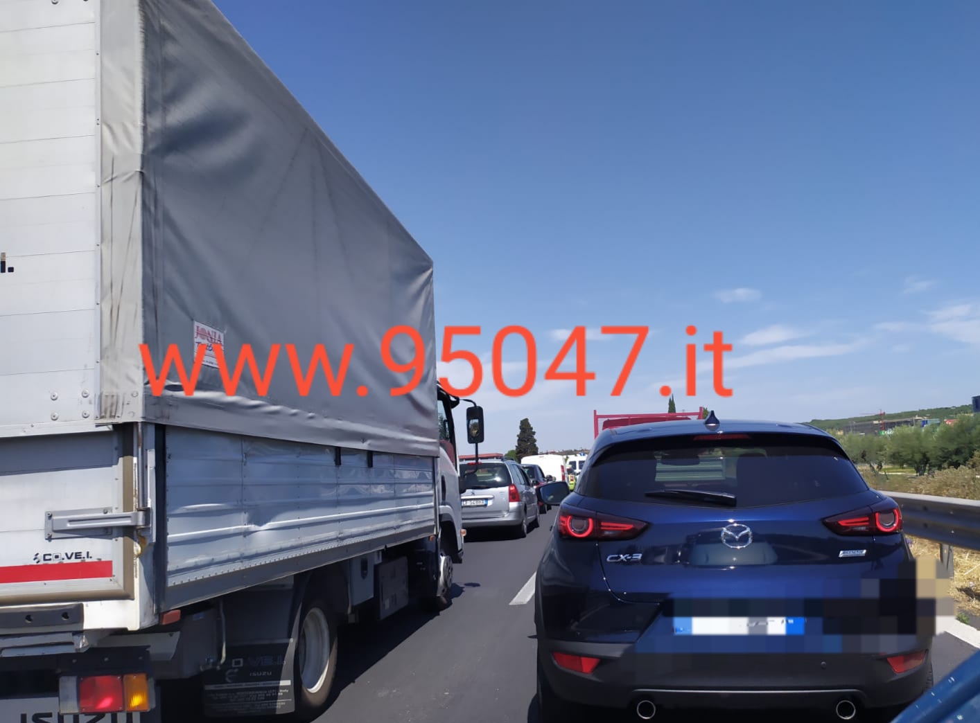 INCIDENTE QUESTA MATTINA SULLA SS121 - AUTO FINISCE FUORI STRADA