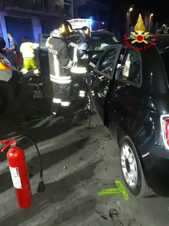 SCONTRO FRONTALE NELLA NOTTE IN VIA NAZARIO SAURO