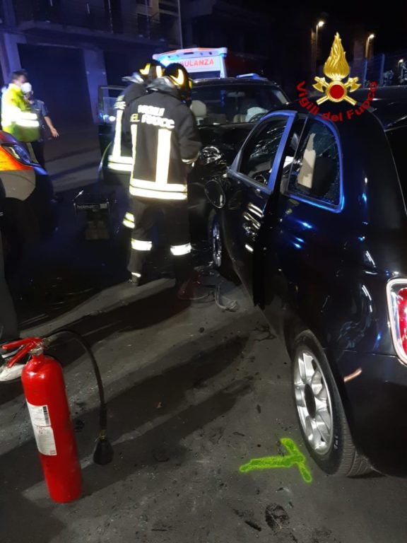 SCONTRO FRONTALE NELLA NOTTE IN VIA NAZARIO SAURO