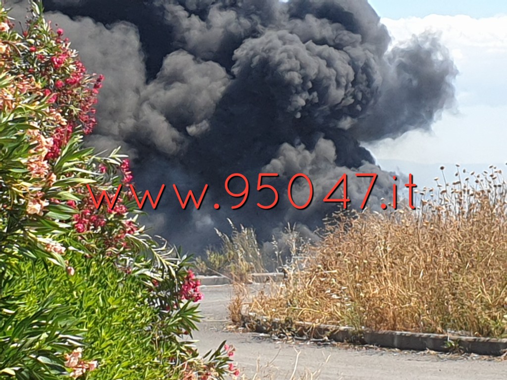 GROSSO INCENDIO NEI PRESSI DEL CENTRO COMMERCIALE, DENSA NUBE NERA