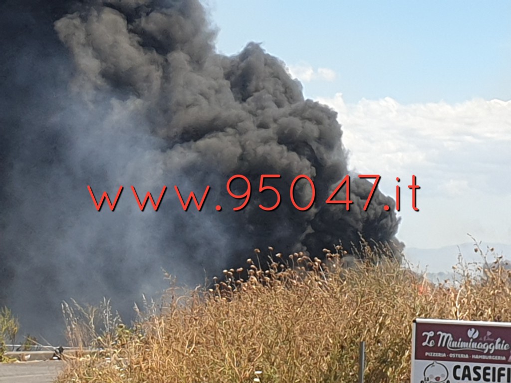 GROSSO INCENDIO NEI PRESSI DEL CENTRO COMMERCIALE, DENSA NUBE NERA