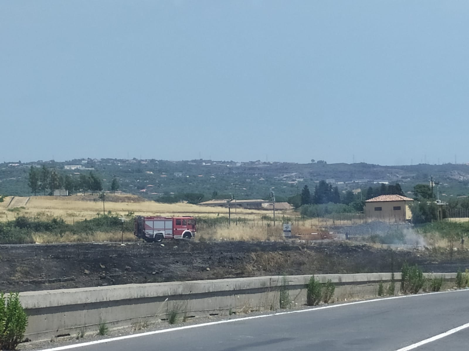 SS121: INCENDIO STERPAGLIE NEI PRESSI DEL RIFORNIMENTO