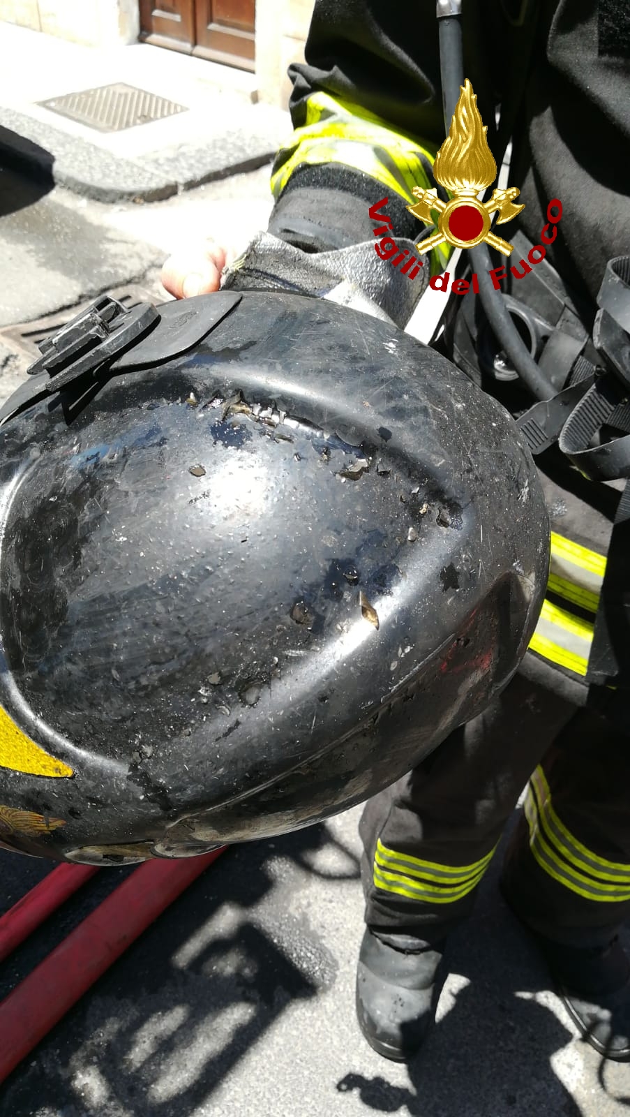 ACI CASTELLO, INCENDIO IN UN'ABITAZIONE: INTERVENGONO I VIGILI DEL FUOCO