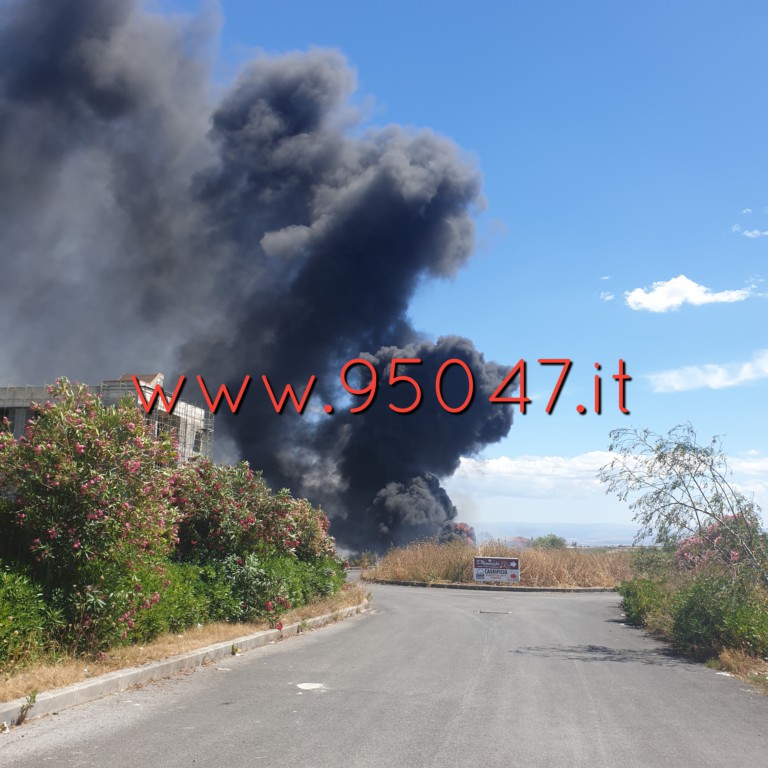 GROSSO INCENDIO NEI PRESSI DEL CENTRO COMMERCIALE, DENSA NUBE NERA