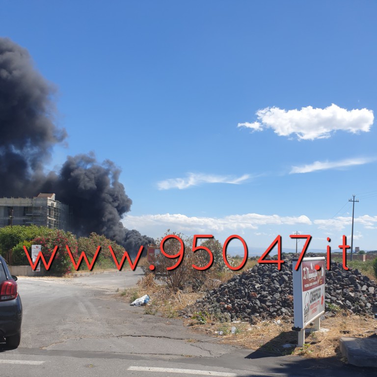 GROSSO INCENDIO NEI PRESSI DEL CENTRO COMMERCIALE, DENSA NUBE NERA