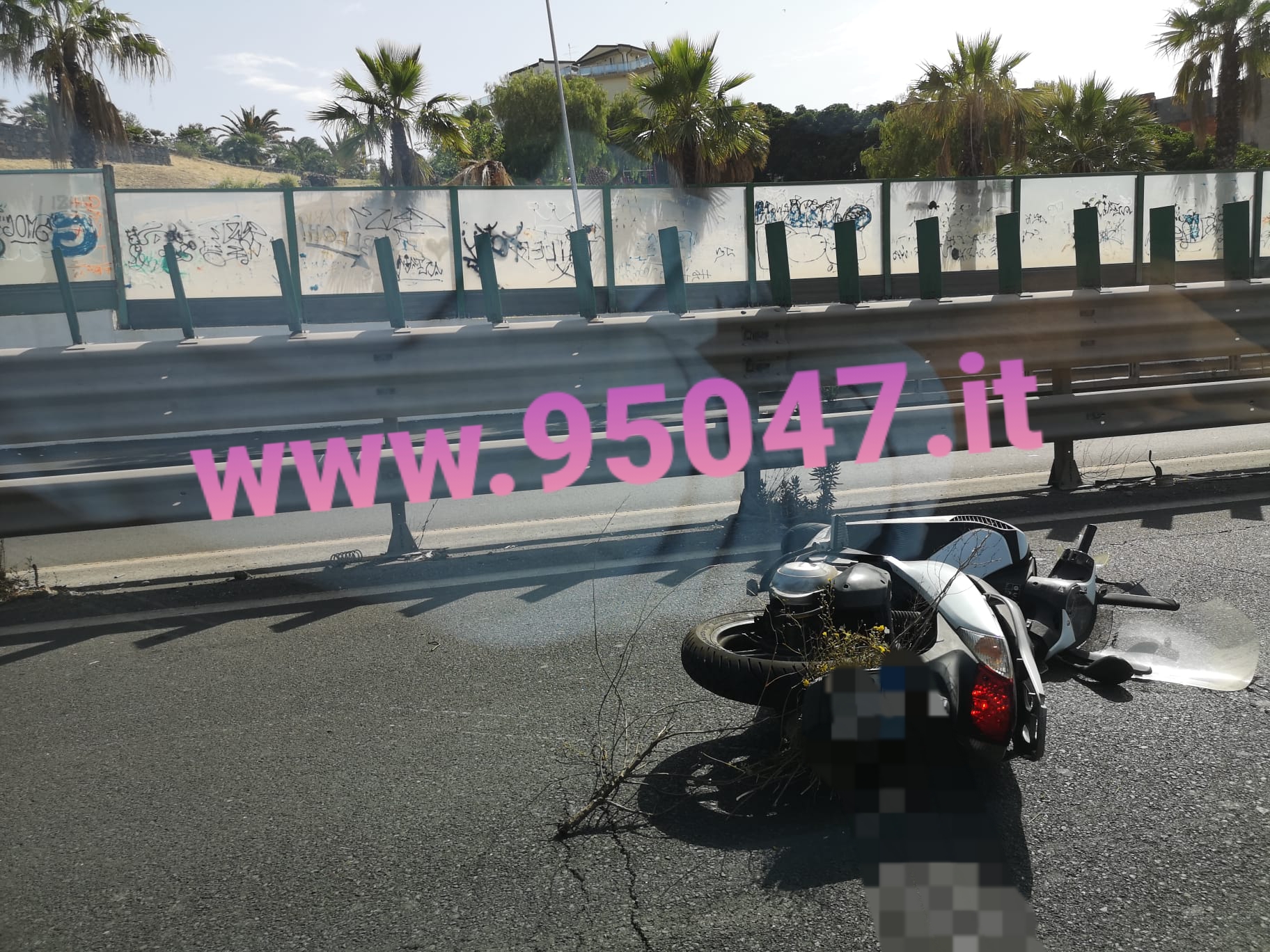 INCIDENTE SULLA SS121, SCOOTER A TERRA