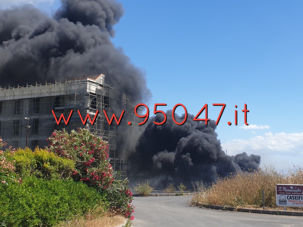 GROSSO INCENDIO NEI PRESSI DEL CENTRO COMMERCIALE, DENSA NUBE NERA
