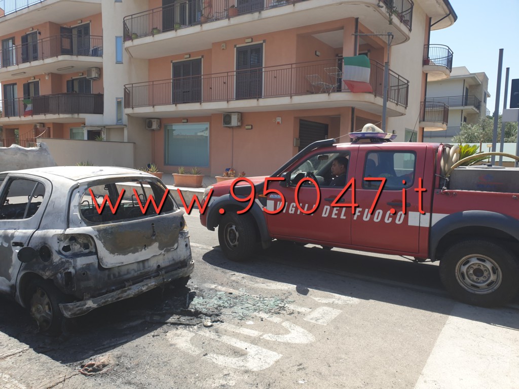 MISTERBIANCO: AUTO IN FIAMME IN VIA BARONE, FORSE DOLO