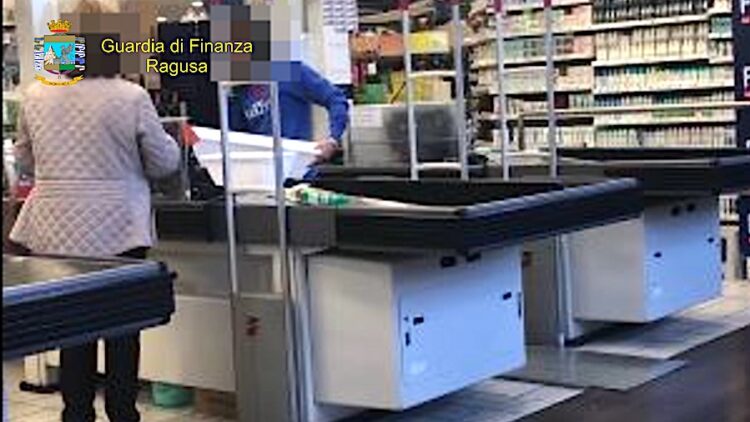 SHOPPING E PALESTRA DURANTE L’ORARIO DI LAVORO, SOSPESI 4 DIPENDENTI ASSENTEISTI DELL’ASP DI VITTORIA