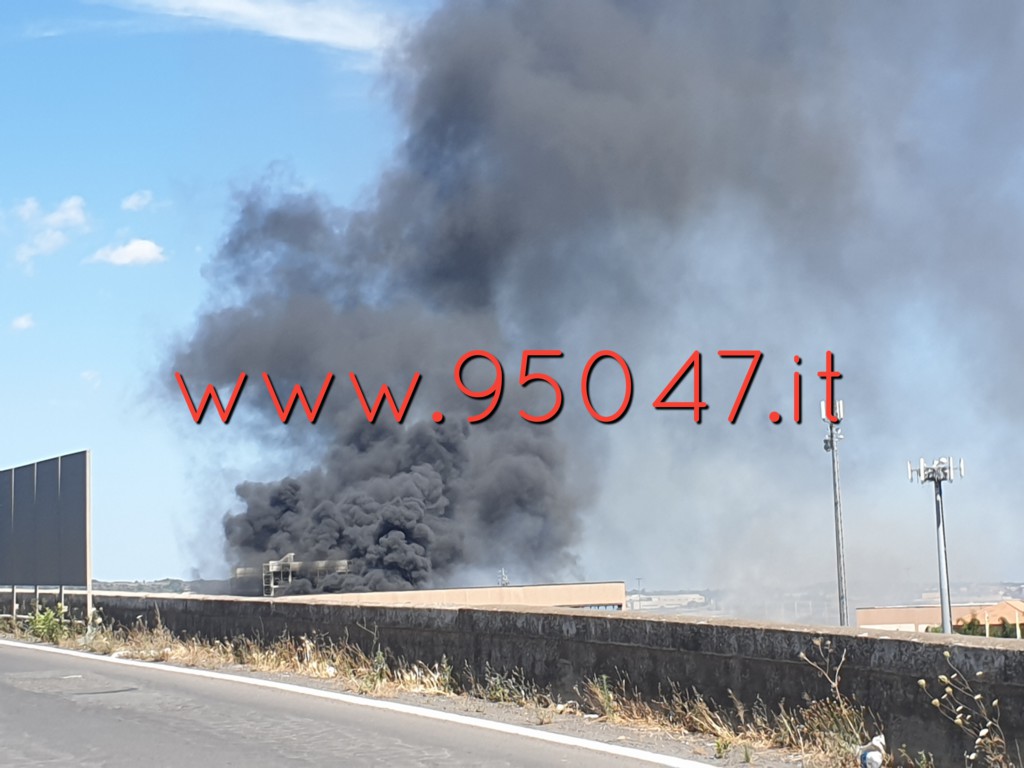 GROSSO INCENDIO NEI PRESSI DEL CENTRO COMMERCIALE, DENSA NUBE NERA
