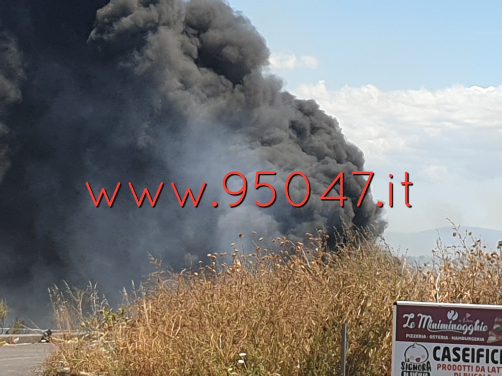GROSSO INCENDIO NEI PRESSI DEL CENTRO COMMERCIALE, DENSA NUBE NERA