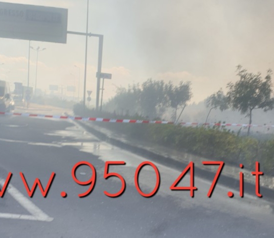 GROSSO INCENDIO NEI PRESSI DEL CENTRO COMMERCIALE, DENSA NUBE NERA