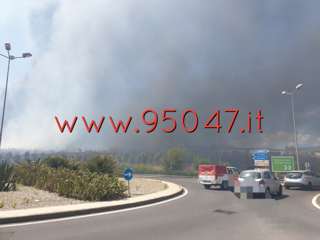 GROSSO INCENDIO NEI PRESSI DEL CENTRO COMMERCIALE, DENSA NUBE NERA