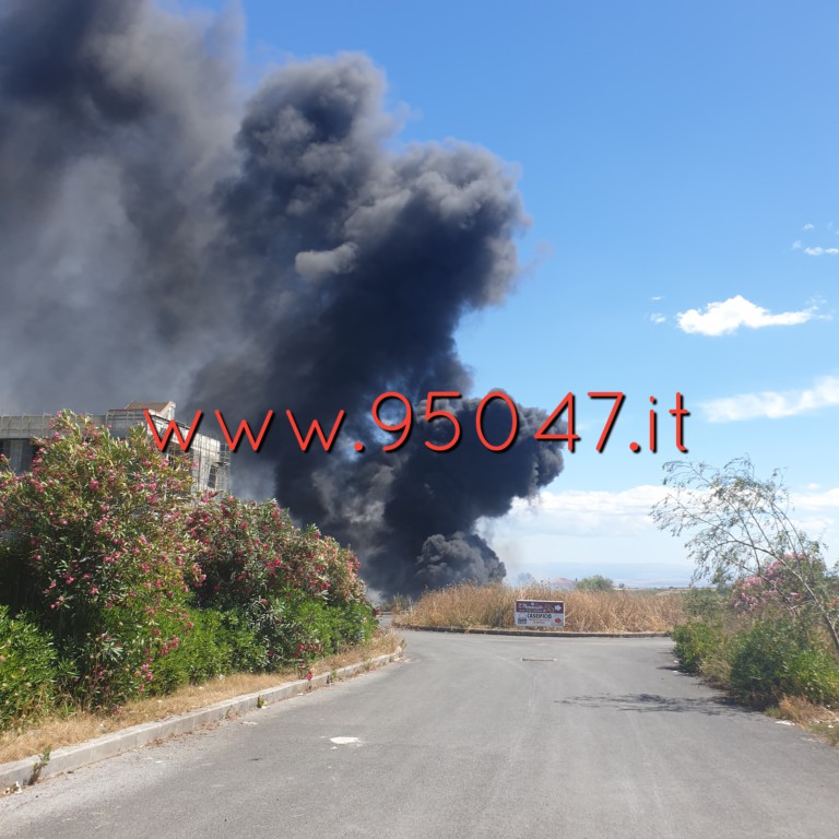 GROSSO INCENDIO NEI PRESSI DEL CENTRO COMMERCIALE, DENSA NUBE NERA