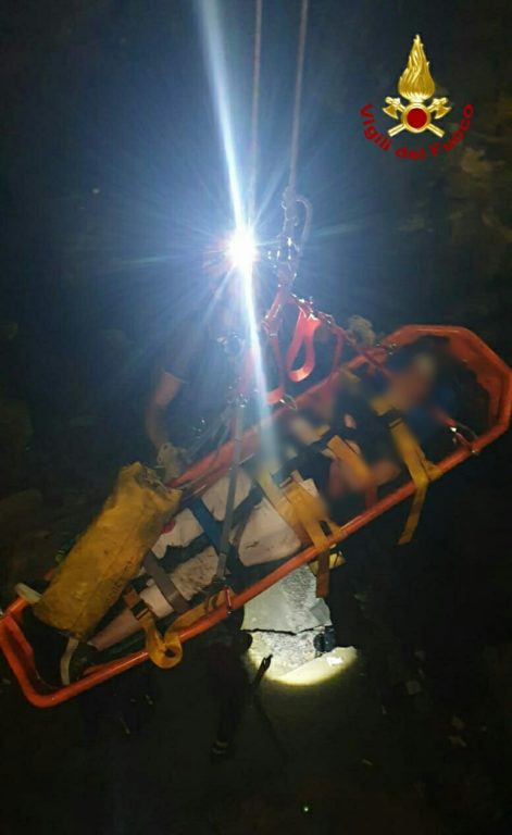 CATANIA, SCIVOLA SULLA SCOGLIERA: FERITA UNA 26ENNE