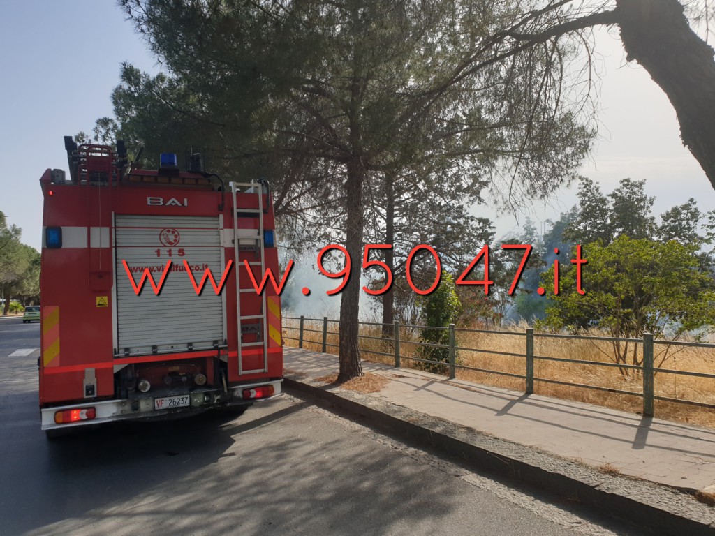 INCENDIO DI STERPAGLIE AL CORSO DEL POPOLO