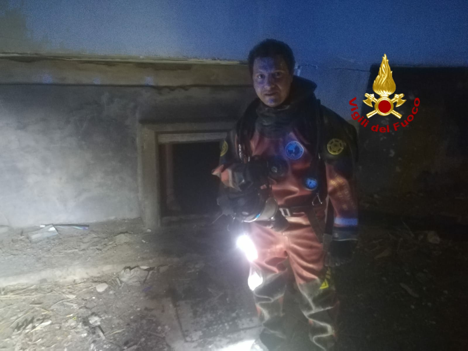 CATANIA, LADRO SI NASCONDE NELLE FOGNE DI  E RISCHIA L’IPOTERMIA