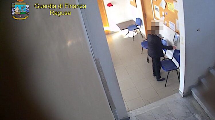 SHOPPING E PALESTRA DURANTE L’ORARIO DI LAVORO, SOSPESI 4 DIPENDENTI ASSENTEISTI DELL’ASP DI VITTORIA