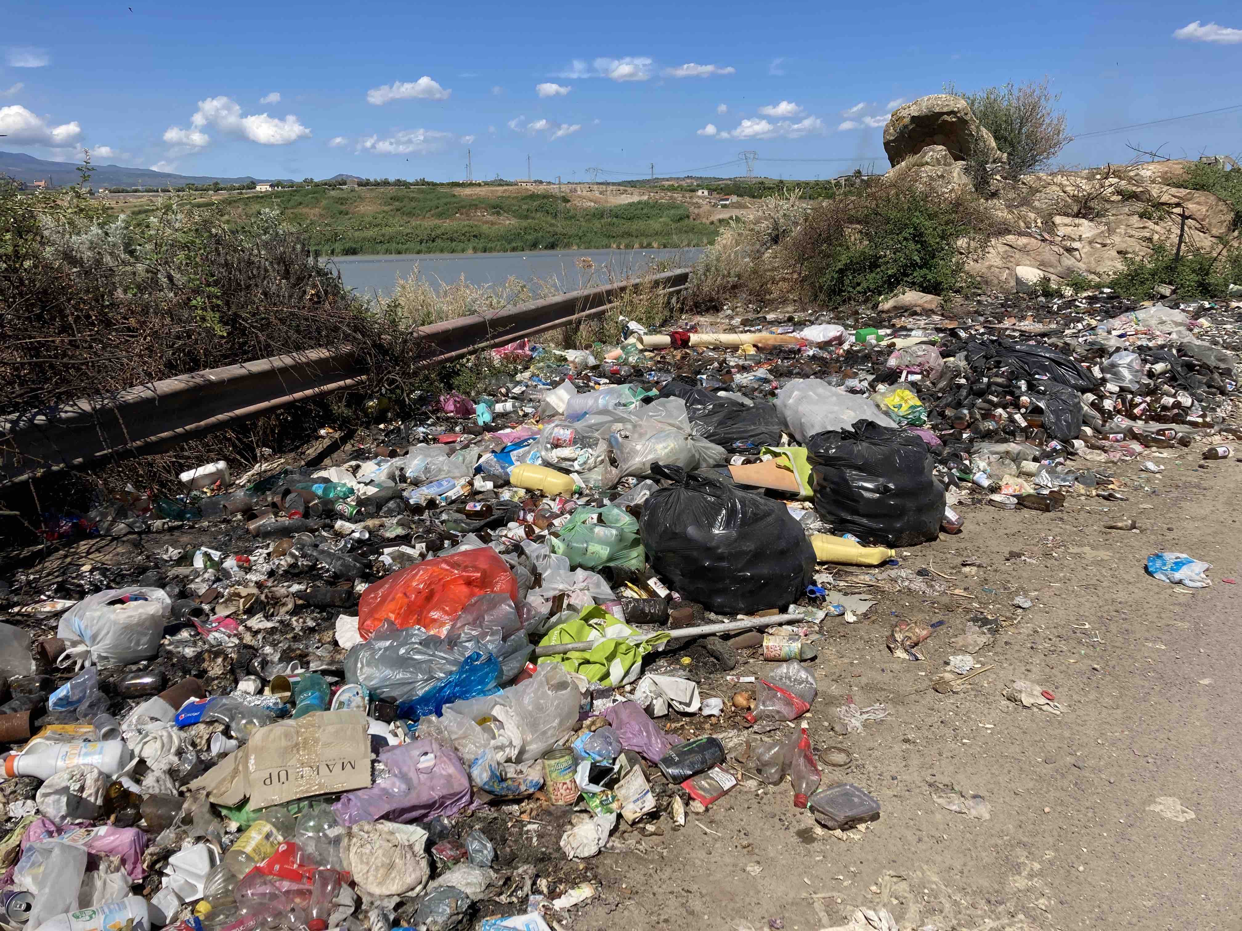 ETERNIT E RIFIUTI: NECESSARIO UN INTERVENTO DI BONIFICA   LUNGO L’AREA NATURALISTICA DEL FIUME SIMETO