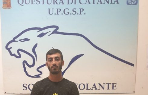 CATANIA, POLIZIOTTO FUORI SERVIZIO SVENTA RAPINA IN UN NEGOZIO CINESE