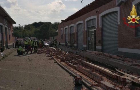 TRAGEDIA A VARESE, CROLLA TETTO DI PALAZZINA: MORTI MAMMA E I DUE FIGLI PICCOLI