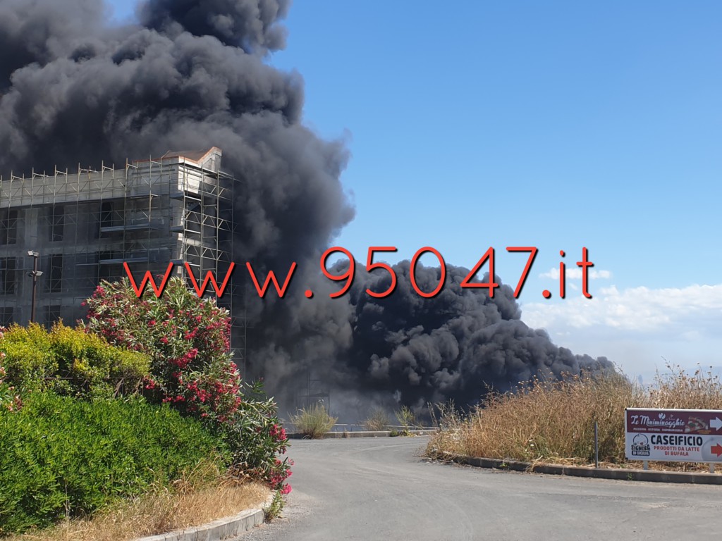 GROSSO INCENDIO NEI PRESSI DEL CENTRO COMMERCIALE, DENSA NUBE NERA