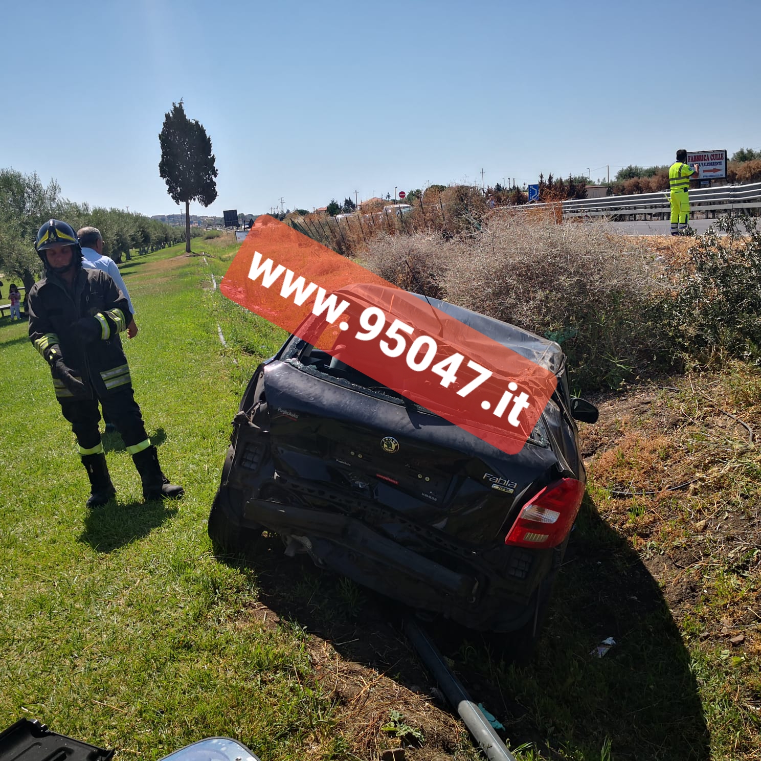 INCIDENTE QUESTA MATTINA SULLA SS121 - AUTO FINISCE FUORI STRADA