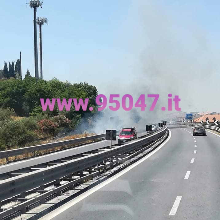 INCENDIO DI STERPAGLIE A RIDOSSO DELLA CARREGGIATA SULLA SS121: DISAGI PER AUTOMOBILISTI
