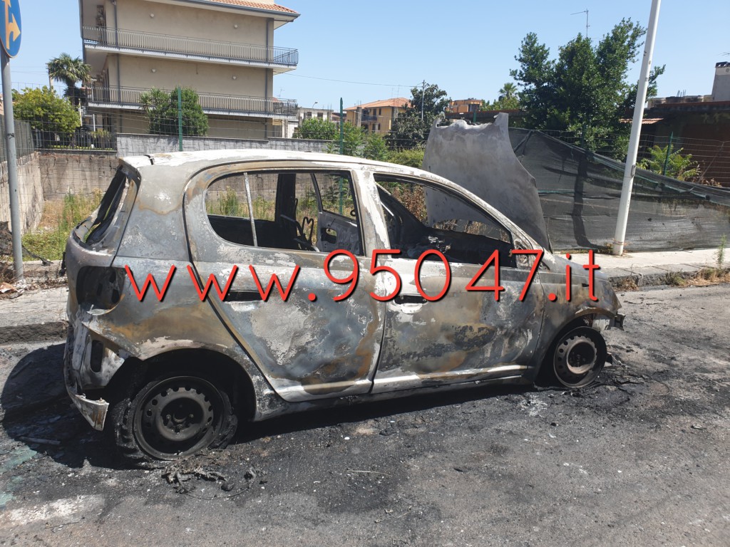 MISTERBIANCO: AUTO IN FIAMME IN VIA BARONE, FORSE DOLO