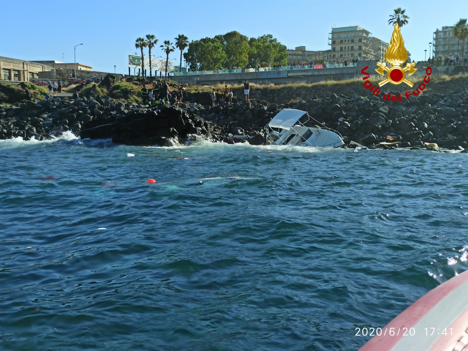 DUE BARCHE AFFONDANO A OGNINA , TUTTI SALVI