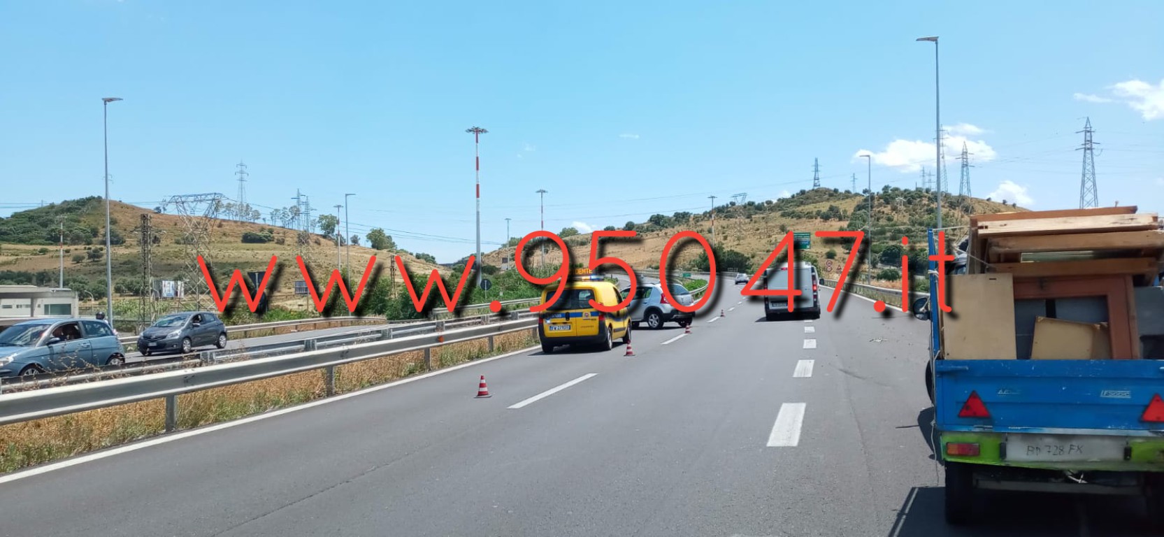 GRAVE INCIDENTE SULLA TANGENZIALE DI CATANIA, VIGILI DEL FUOCO SUL POSTO