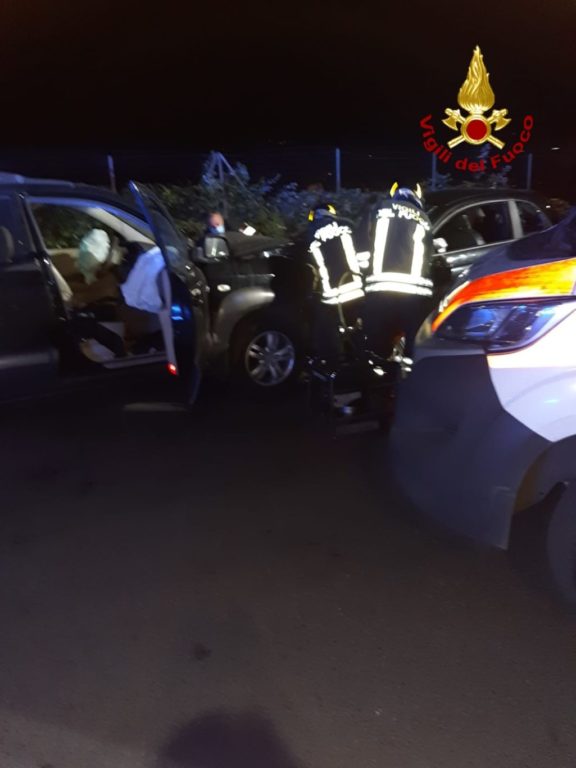 SCONTRO FRONTALE NELLA NOTTE IN VIA NAZARIO SAURO