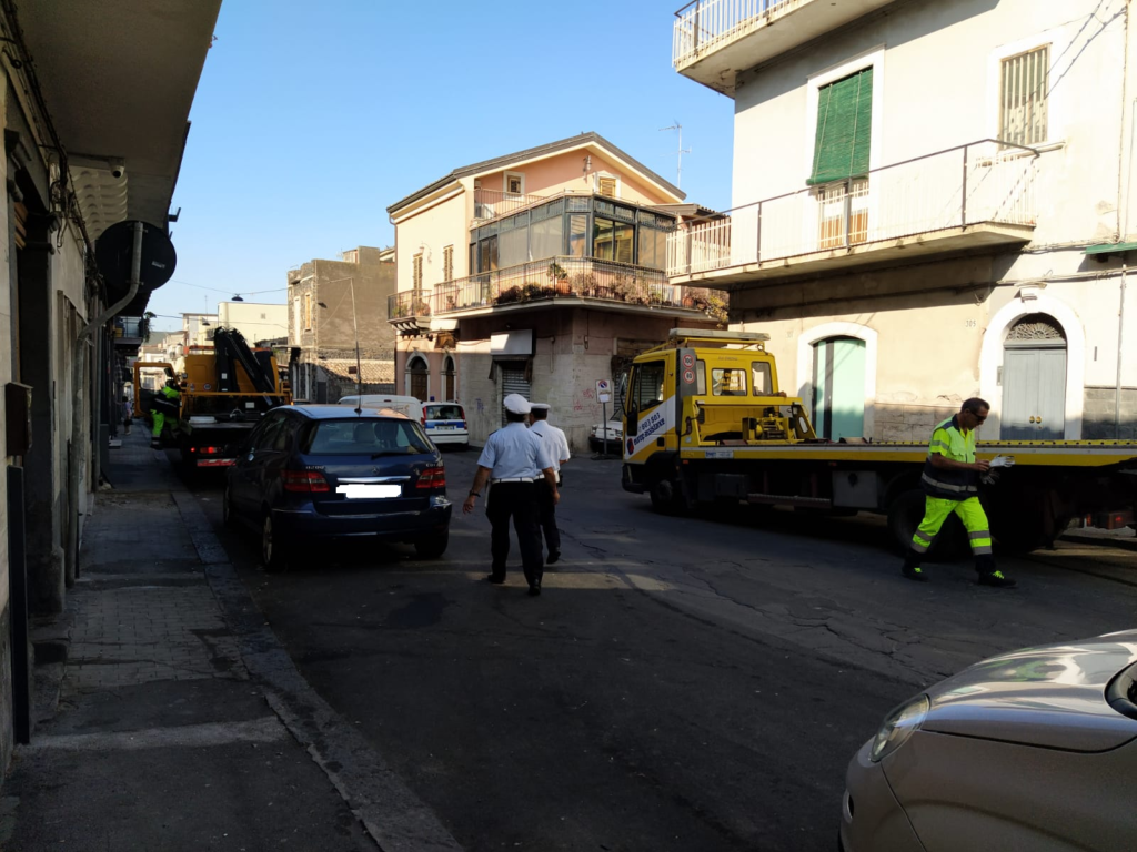 PATERNO'. PULIZIA STRADE, DIVIETI IGNORATI: VENTI MULTE E DUE RIMOZIONI
