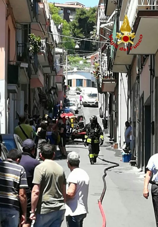 ACI CASTELLO, INCENDIO IN UN'ABITAZIONE: INTERVENGONO I VIGILI DEL FUOCO