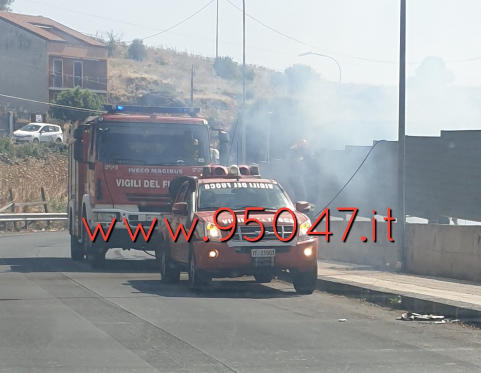 PATERNO’ INCENDIO DI STERPAGLIE IN ZONA SCALA VECCHIA