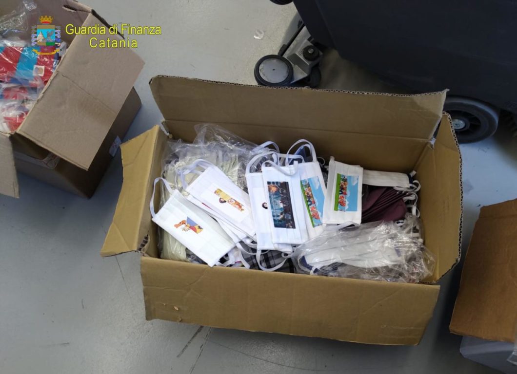 BRONTE: GDF, SEQUESTRATE OLTRE 700 MASCHERINE CON I LOGHI CONTRAFFATTI