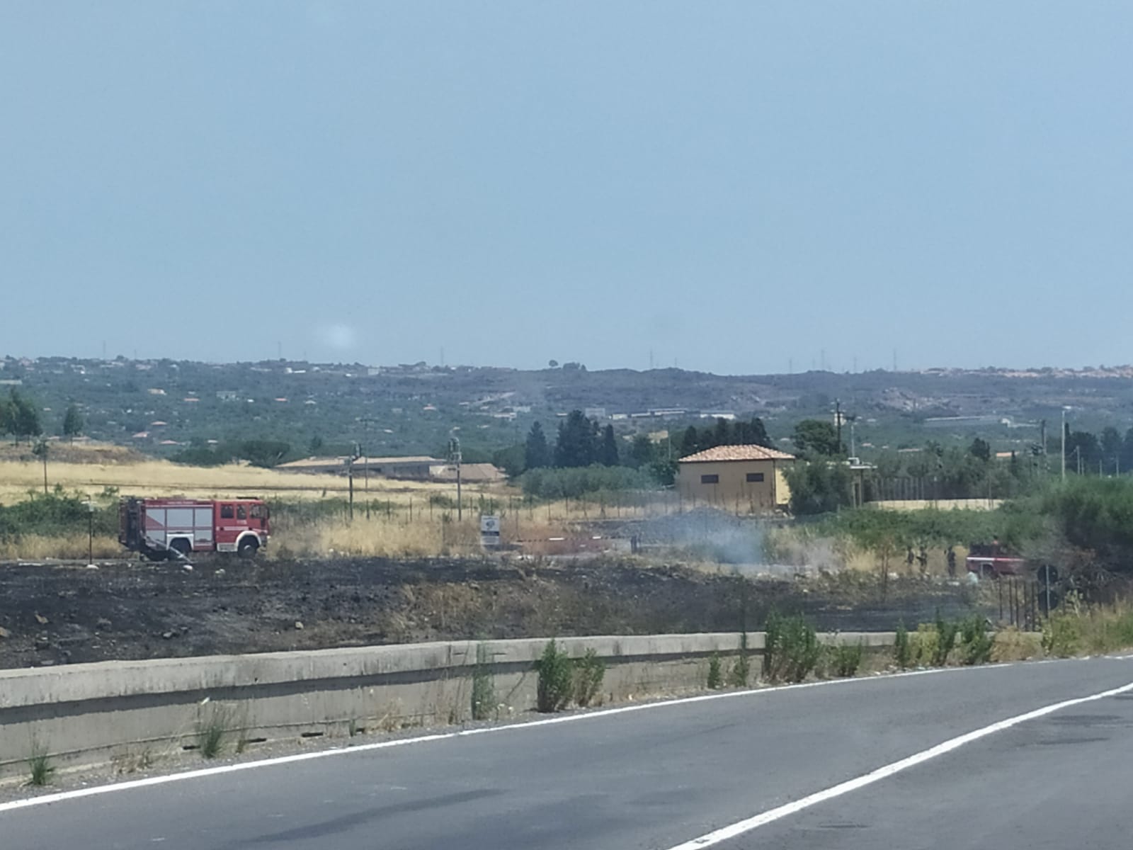 SS121: INCENDIO STERPAGLIE NEI PRESSI DEL RIFORNIMENTO